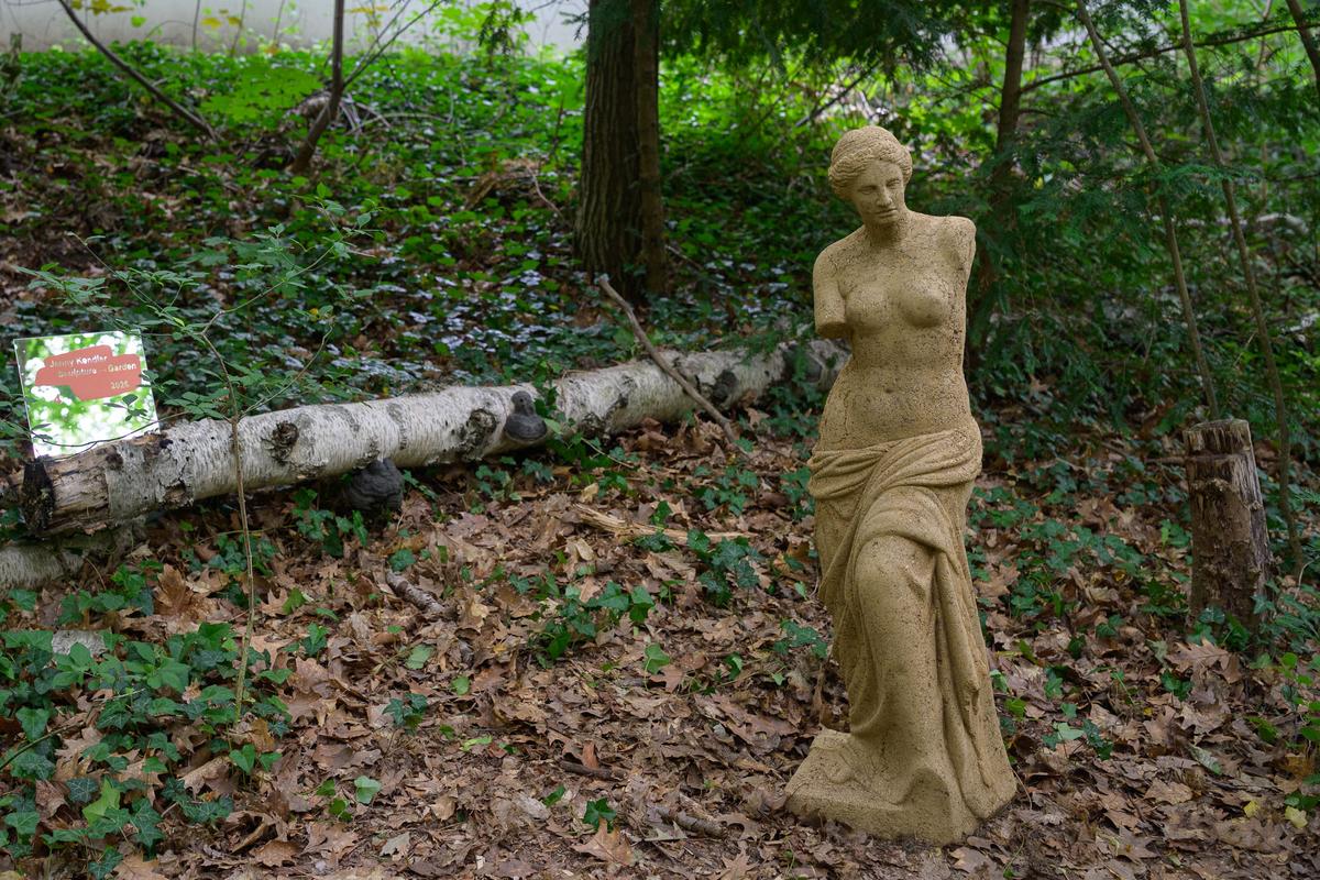 Sculpture—>Garden