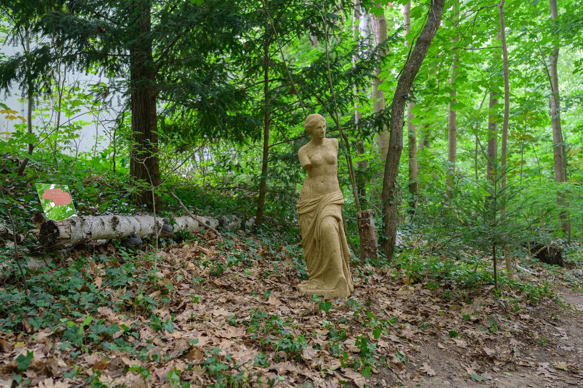Sculpture—>Garden